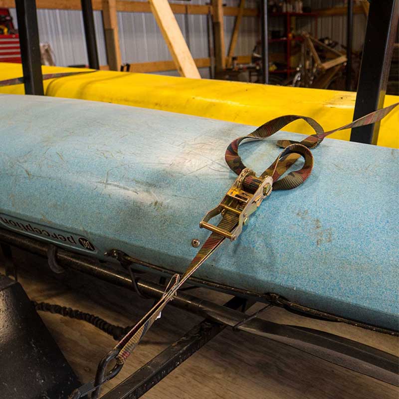 حزام سقاطة بمقبض حديد مموه مقاس 1 × 8 بوصة مع خطاف على شكل حرف S وحافظة مطلية بالفينيل